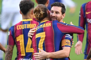 Đồng đội Messi đẫm nước mắt chia tay người bạn lớn