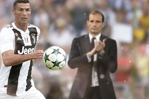 Rắc rối ở Juve: Ronaldo lại gây hấn với HLV khi bị thay ra