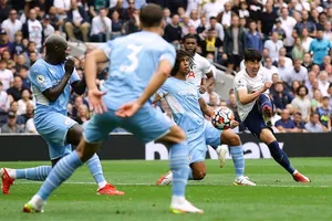 Son Heung-min sáng rực, ngao ngán Harry Kane