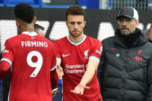 HLV Klopp đau đầu với hai chân tiền Firmino và Jota