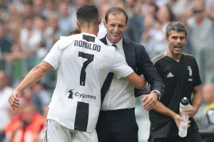 Juventus lý giải vòng vo khi để Ronaldo ngồi ghế dự bị