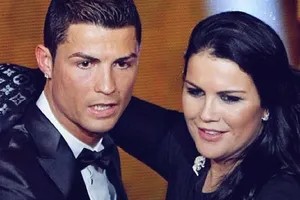 Chị gái Ronaldo làm báo chí Ý điên tiết vì lời chúc mừng em trai