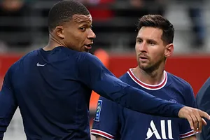 Mbappe vẫn đòi ra đi, Messi đá chính