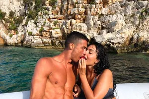 Ronaldo đã chinh phục cô nàng bốc lửa Georgina như thế nào? 