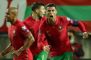 Ronaldo viết tâm thư và trả giá đắt sau kỷ lục