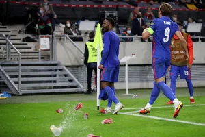 Sterling ăn mừng cho tuyển Anh, bị CĐV trút giận 