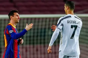 Ronaldo san bằng kỷ lục mọi thời đại của Messi