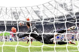 HLV Solskjaer hoàn hồn sau cú phá phạt đền của De Gea