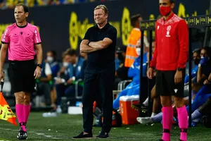 Barca sa thải HLV Koeman, ráo riết săn đuổi Martinez