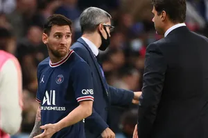 Sếp PSG dằn mặt HLV Pochettino, dọa đuổi việc nếu làm Messi phật lòng