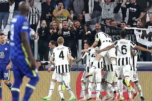 HLV Tuchel giận dữ sau bàn thắng kỳ lạ của Chiesa 