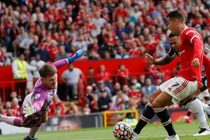 Ronaldo lại san bằng kỷ lục của huyền thoại MU