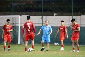 Thầy trò ông Park vượt qua nỗi buồn, Quế Ngọc Hải bị lật cổ chân