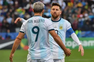 Messi yêu cầu PSG ký hợp đồng với Aguero