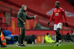 Huyền thoại MU nóng mặt khi Pogba công khai chỉ trích HLV Solskjaer