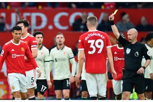 Ronaldo, thẻ vàng và bức tâm thư khổ nhục