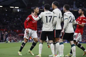Ê chề Ronaldo nổi nóng chơi xấu , Pogba bị đuổi