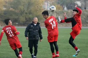 Vì sao học trò ông Park không được tập sân chính ở Kyrgyzstan?