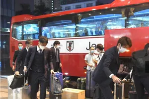 Chuyến bay gặp sự cố, 11 tuyển thủ Nhật trễ hẹn ở Hà Nội