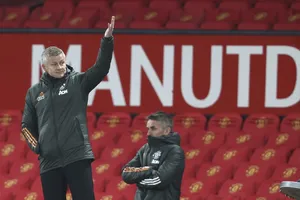 Solskjaer nên rời Man United 