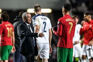 Ronaldo bật khóc và cãi thầy Santos 