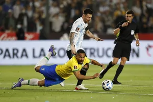 Messi: 'Đá bóng gì như đấu võ đài'