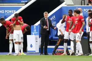 HLV Solskjaer nghi ngờ cầu thủ Man United làm phản