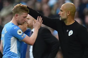 Man City gặp hạn, Bruyne dương tính với COVID-19