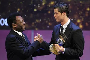 Ronaldo chúc vua bóng đá Pele: 'Hãy mạnh mẽ lên'