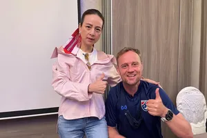 HLV Polking ‘nắn gân’ ông Park