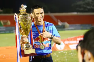 Chiếc cúp đầu tiên của Kiatisak