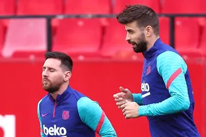 Pique phán xử Messi là kẻ phản bội
