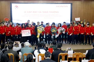 Tuyển nữ Việt Nam nhận thưởng xe hơi, SH, điện thoại,… mì gói ăn cả năm