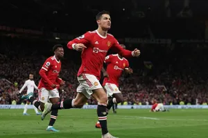 Pogba nói lời độc với đàn anh Ronaldo