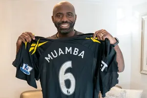 Cựu sao Premier League kể chuyện suýt chết trên sân cỏ