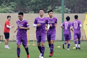 Mất nhiều trung vệ, ông Park thử cầu thủ Việt kiều