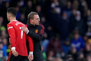 Man United hỗn loạn và sắp mất cả chì lẫn chài