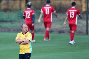 COVID-19 làm gãy hàng tiền vệ tuyển VN, ông Park gọi gấp sao Bình Định