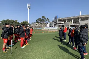 Thầy trò ông Chung tập buổi đầu tiên ở Hàn Quốc dưới cái lạnh 10 độ