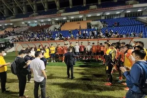 Lạ lùng bầu Hiển thưởng nóng cho SHB Đà Nẵng khi thua ngược Hà Nội