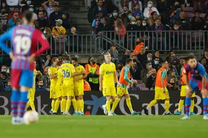 Barca rối loạn, Bayern ra giá cho Lewandowski 