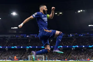 Messi bị chân sút người Pháp qua mặt