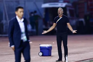 Kiatisak và Steve Corica 'nắn gân nhau'