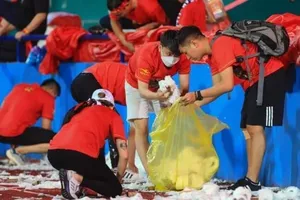 Tranh cãi việc ném giấy và khắc phục sự cố âm thanh trên sân Việt Trì 