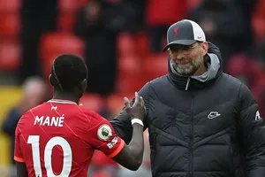 HLV Klopp bực bội chuyện Mane bị quấy rối