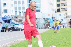 NSND Việt Anh chơi bóng đá và làm Chuyện tử tế