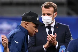 Đằng sau vụ Mbappe chọn ở lại PSG