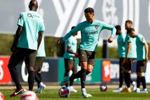 Ronaldo ra quân chinh phục Cộng hòa Czech