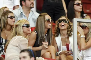 Vợ và bạn gái làm suy yếu cầu thủ Anh 