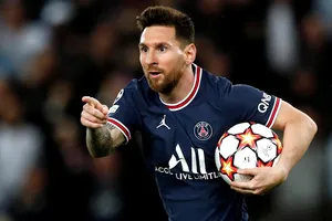 Messi đe dọa rời PSG nếu mua Ronaldo
